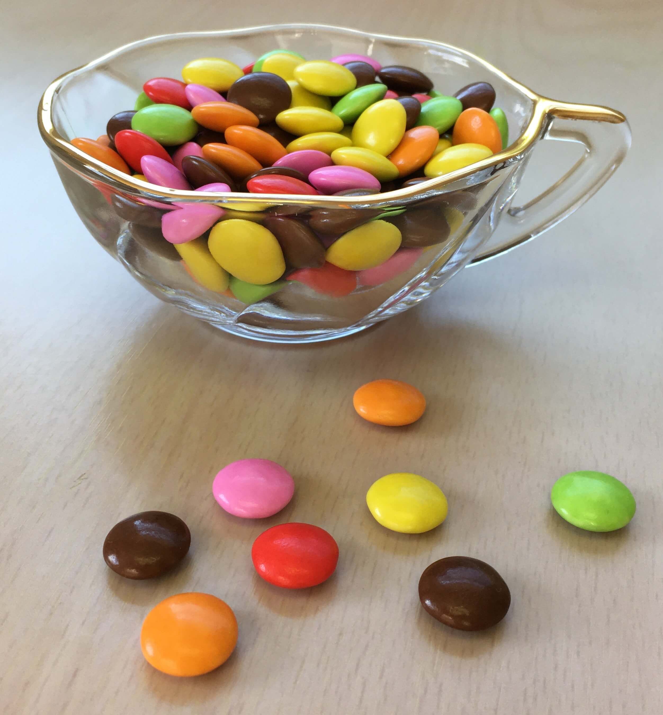 グラスに入ったマーブルチョコ